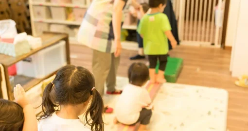 "Укол саламын": Шымкентте балабақша тәрбиешісі балаларды қорқытып ұйықтатқан