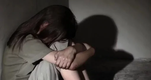 Ақтөбе облысында мектеп оқушысын зорлаған 64 жастағы зейнеткер 21 жылға сотталды