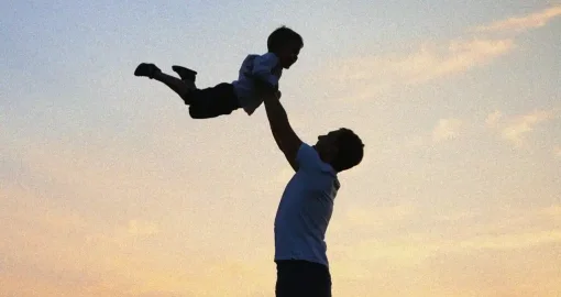 Декреттегі әке: Бала күтімімен отырғандардың уақыты еңбек өтілі ретінде есептеледі