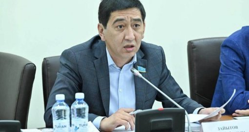 «Мемлекеттік тілмен еш тіл тең емес, қатар ғана»: Ринат Зайыт Ата Заңға енгізілген өзгеріс туралы пікірін білдірді