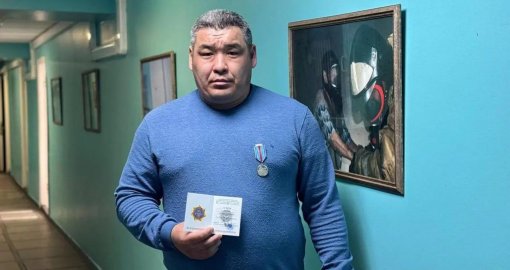 Өрттен екі баланы алып шықты: ШҚО-да қаһарман мұғалім марапатталды