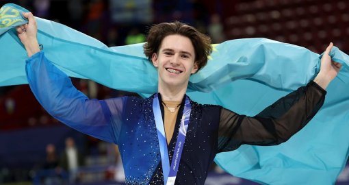 Димаш Құдайберген Михайл Шайдоровқа темір тұлпар сыйға тартты