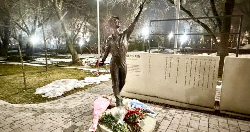 Алматыда жанкүйерлер мәнерлеп сырғанаушы Денис Теннің ескерткішіне гүл қойып жатыр