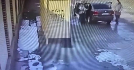 Таразда екі ер адам 13 жасар қызды алып қашпақ болған