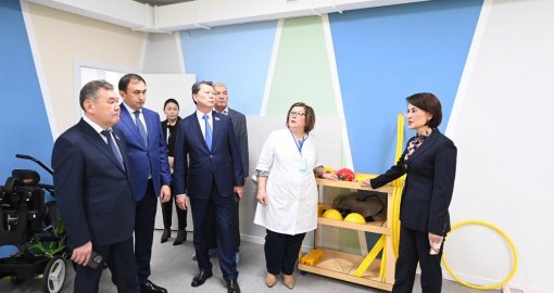 Денсаулық сақтау министрі «Қамқорлық» ерте араласу орталығының жұмысымен танысты
