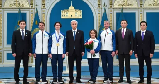 «Мишаның жеңісінің арқасында Ақордада тұрмын»: Олимпиада чемпионының әкесі әрі бапкері президентпен кездесті