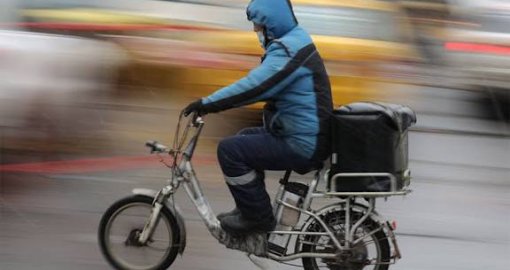 Курьерлердің қыздарға тиісуі: Алматыда жеткізу сервистеріне қойылатын талаптар қатаңдайды