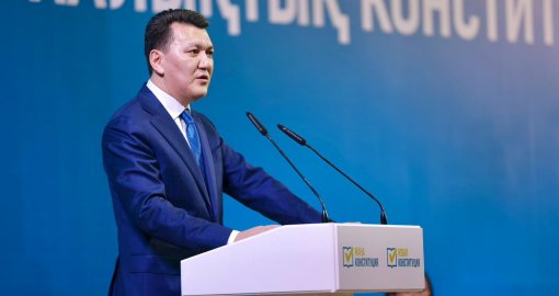 «30 жылда қоғам өзгерді»: Мемлекеттік кеңесші қолданыстағы Конституция мен жаңа Ата Заңның айырмашылығын атады