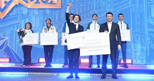 Тұрғын үй және ақшалай сертификаттар: Алматыда Шайдоровқа құрмет көрсетілді