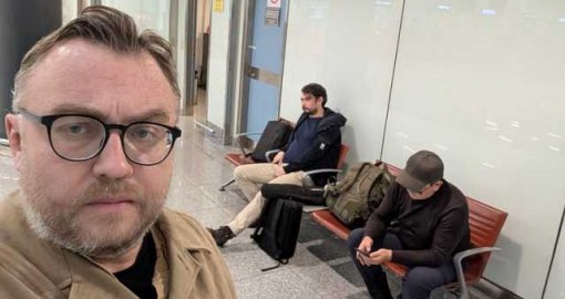 Украинадан оралған журналистерді әуежайда полиция уақытша ұстады