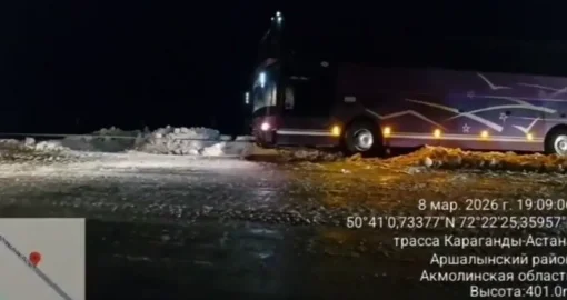 Ақмола облысында жол жиегіне аударылып кеткен автобус шығарылды