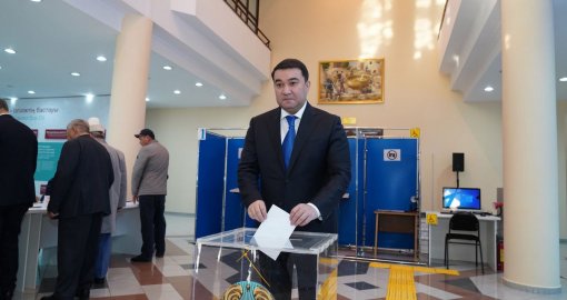 Түркістан облысының әкімі Нұралхан Көшеров референдумда дауыс берді