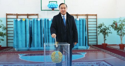 Жамбыл облысының әкімі Ербол Қарашөкеев референдумда дауыс берді