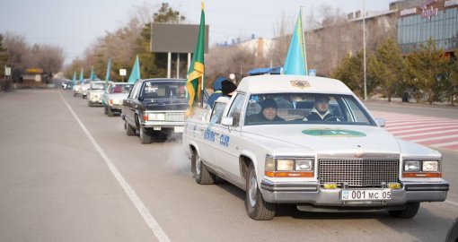 Қонаевта референдум күні тұрғындар дауыс беру учаскелеріне ретроавтокөліктермен келді