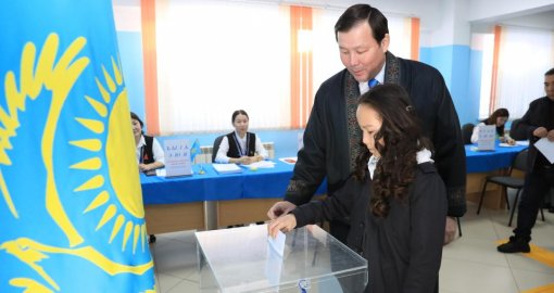 Ақтөбе облысының әкімі Асхат Шахаров референдумда дауыс берді