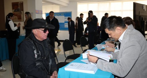 Қонаевта референдум күні тұрғындар дауыс беру учаскелеріне ретроавтокөліктермен келді