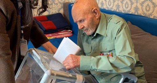 Ғасыр жасаған соғыс ардагері Василий Салазкин үйінде дауыс берді