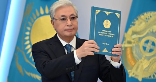 Тоқаев жаңа Конституцияға қол қойды