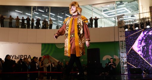 «Біз, біртұтас Қазақстан халқы»: Өскеменде ұлттық киім шеруі өтті