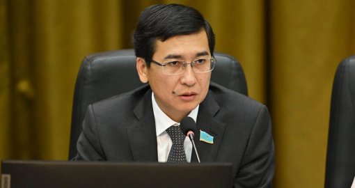 «Жұмыс берушіге міндеттеу қажет»: Асхат Аймағамбетов скринингтен өту жайлы заңға түзету енгізуді ұсынды