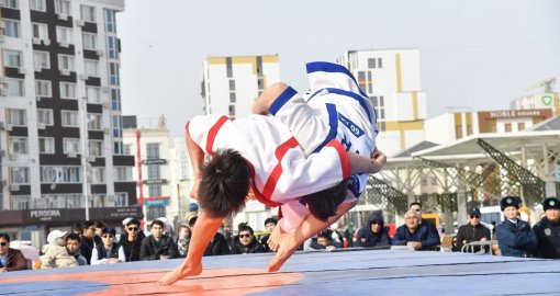 Атырауда Ұлттық спорт күніне орай 500-ге жуық спортшы алаңда бақ сынасты