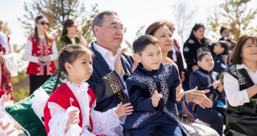 Қуанса, бала қуансын: Марат Сұлтанғазиев балалармен бірге Наурыз мерекесін атап өтті