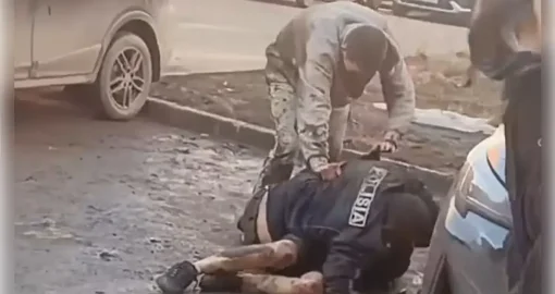 Мас бұзақылар ескерту жасаған полицейді кішкентай балаларының көзінше аяусыз ұрып тастады