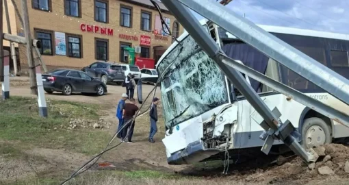 БҚО-да мектеп автобусы мен маршруттық автобус соқтығысты: балалар зардап шеккен