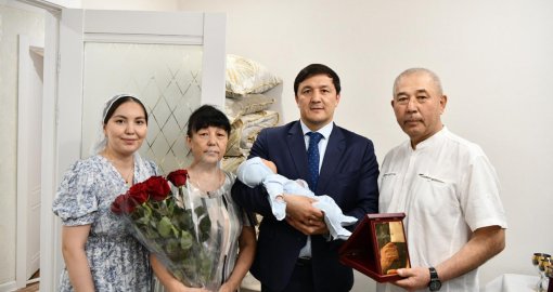 Ақтөбе қаласының халқы 600 мыңға жетті: Қала әкімі нәресте дүниеге келген жас отбасыны құттықтады