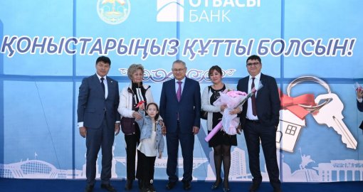 Бейбіт Исабаев кезектегі азаматтарға тұрғын үйлердің кілттерін тапсырды