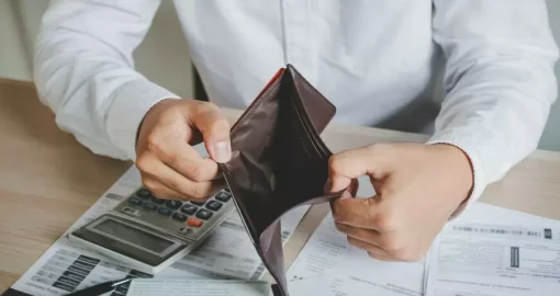 «Айлыққа дейінгі қарыз»: Жастар неге микрокредит алуға құмар