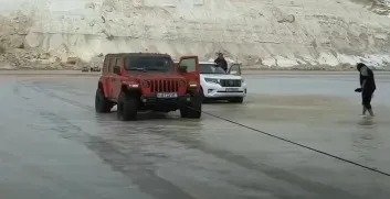 Өзбекстандық блогер Маңғыстаудың киелі жерлерін көлікпен таптағаны үшін айыппұл арқалады