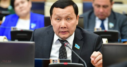 «Бір адамға нәтижеге жету қиын»: депутат Абзал Құспан «AMANAT» партиясына өте ме?