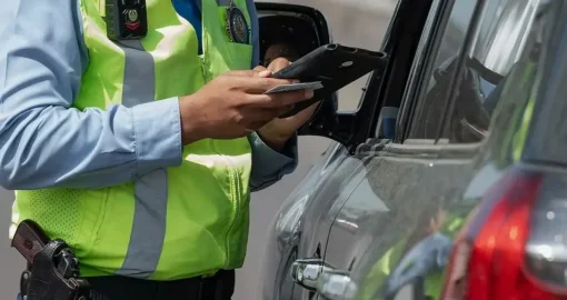 Қазақстанда көлікте телефон қолданғаны үшін алғашқы автоматты айыппұл салынды