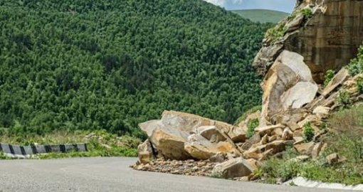 Төтеншеліктер Алматыда тас құлау қаупі артатынын ескертеді