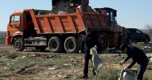 Ақтөбе тазалық үшін күресті жалғастыруда: Қала әкімі Азамат Бекет жастармен бірге қоқыс жинап жүр