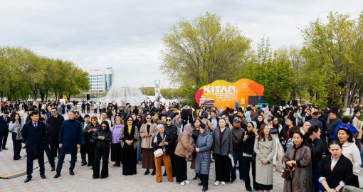 Атырауда білім саласының қызметкері мектептерге 5000 кітап сыйға тартпақ