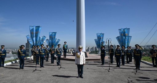 Алматыда Отан қорғаушы күніне орай Мемлекеттік Ту салтанатты түрде көтерілді