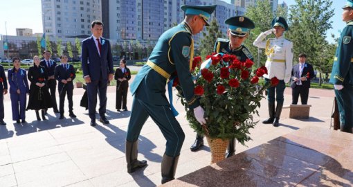 Мемлекеттік кеңесші Бауыржан Момышұлының ескерткішіне гүл шоқтарын қойды