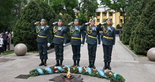 Жетісуда 150 адамнан құралған хор симфониялық оркестрдің сүйемелдеуімен «Жеңіс күні» әнін екі тілде орындады