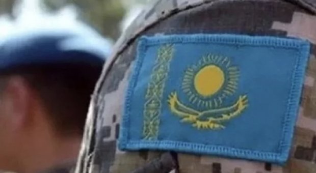 Алматыда сарбаз үшінші қабаттан секіріп кетті