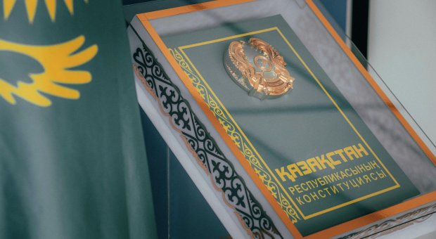 Мемлекеттік тілдің мәртебесі күшейтілді – жаңа Ата заңдағы 9-бап өзгерді