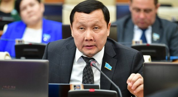 «Бір адамға нәтижеге жету қиын»: депутат Абзал Құспан «AMANAT» партиясына өте ме?