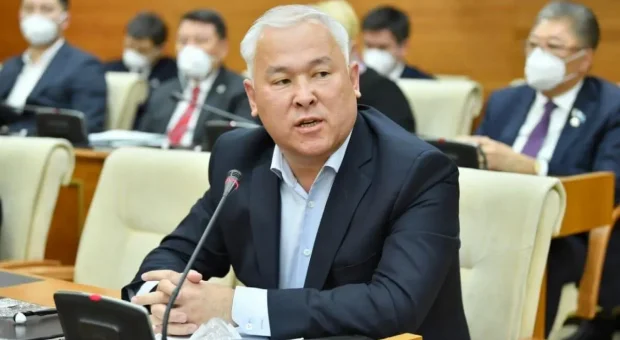 «Халықты алдамасын»: антиквар қару әкелген шетелдіктер жайлы айтқан Мұрат Әбенов ІІМ-ді сынға алды