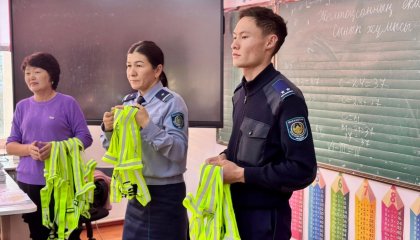 Мектептен үйге қауіпсіз жол: 2,5 мың оқушы жарық шағылыстырғышпен қамтылды