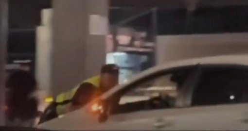Алматыда бойжеткен полицейді көлігімен сүйреп әкетті