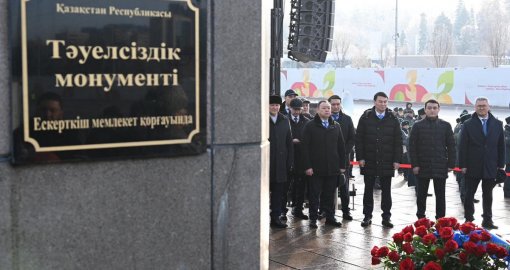 Алматы әкімі «Тәуелсіздік» монументіне гүл шоқтарын қойды