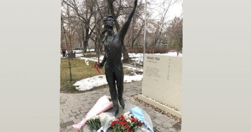 Алматыда жанкүйерлер мәнерлеп сырғанаушы Денис Теннің ескерткішіне гүл қойып жатыр