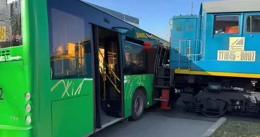 Алматы облысында теміржол өткелінде автобус пойызбен соқтығысты